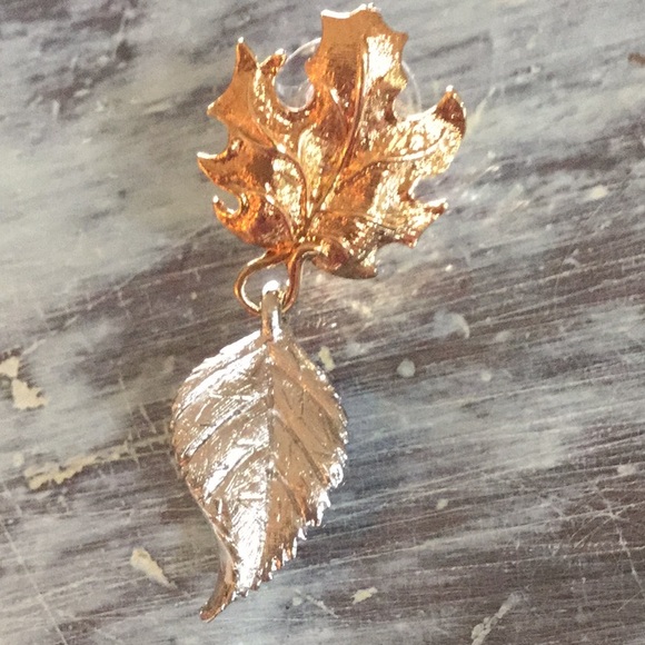 VINTAGE AVON two tone leaf earrings🍂 - Picture 3 of 4